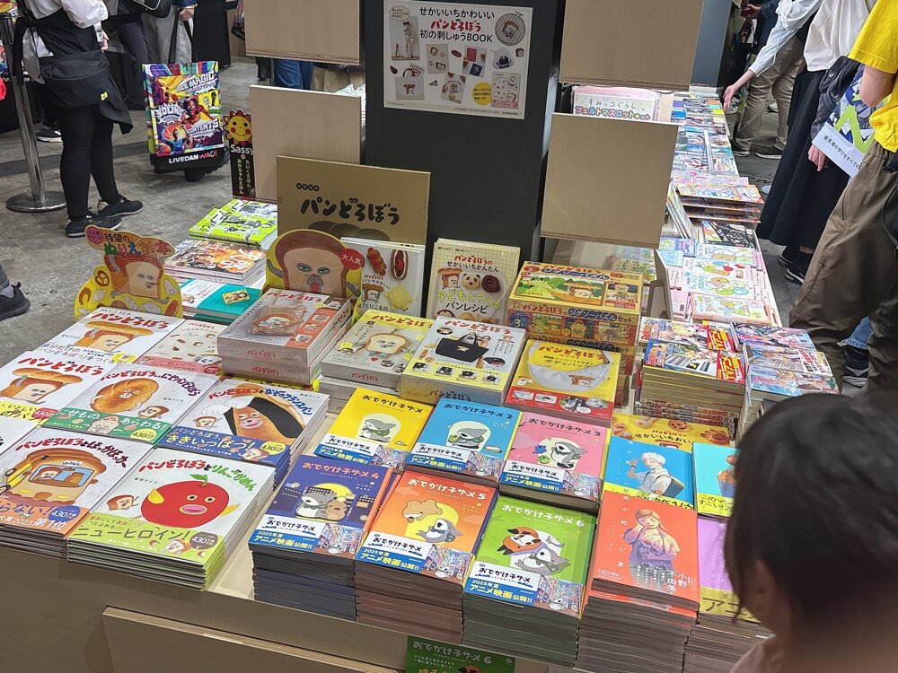 【ニコニコ超会議2025レポート】幕張メッセに巨大書店が出現! KADOKAWAブースを中心にニコ超の様子をお届け!